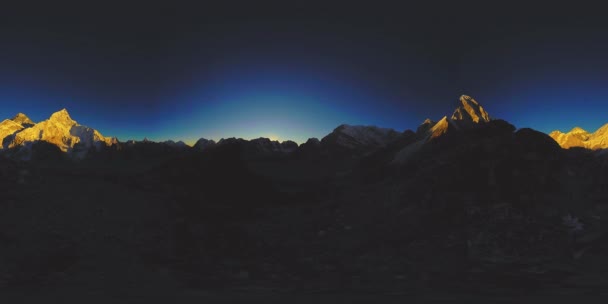 UHD 4K 360 VR van Mount Everest gouden zonsopgang vervalt. Het zonlicht op de top — Stockvideo