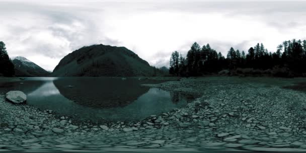 Lago di montagna 360 vr in estate o in autunno. Natura selvaggia e montagna rurale valle. Bosco verde di pini e nuvole veloci sul cielo. — Video Stock