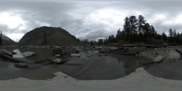 Lac de montagne 360 vr en été ou en automne. Nature sauvage et vallée de montagne rurale. Forêt verte de pins et nuages rapides sur le ciel. — Video