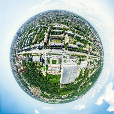 Kesişen yollar, evler, binalar, parklar ve otoparklar olan havacılık şehri manzarası. Güneşli yaz panoramik resmi
