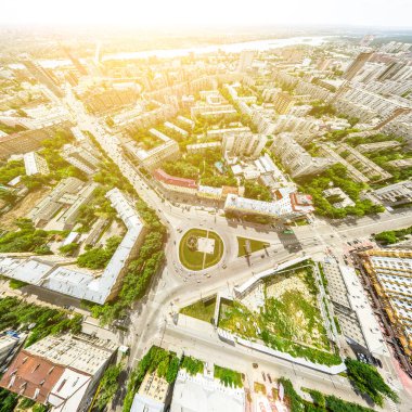 Kesişen yollar, evler, binalar, parklar ve otoparklar olan havacılık şehri manzarası. Güneşli yaz panoramik resmi