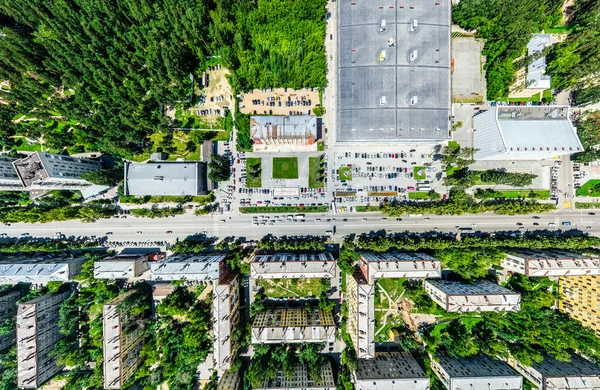 Kesişen yollar, evler, binalar, parklar ve otoparklar olan havacılık şehri manzarası. Güneşli yaz panoramik resmi — Stok fotoğraf