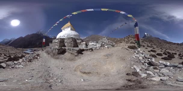 4K VR z vesnice Dingboche a Pheriche v Nepálu, základní bod všudypřítomné základnové stopy. EBC. Buddhistická stúpa na hoře. — Stock video