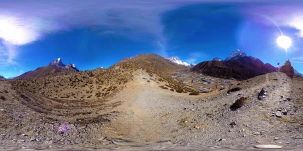 4K VR van Dingboche en Pheriche dorp in Nepal, basispunt van de zwaarste basiskamp track. Bloedbeeld. Boeddhistische stoepa op de berg. — Stockvideo