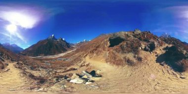 Nepal 'deki Dingboche ve Pheriche köyünün 4K VR' si, Everest ana kamp alanının temel noktası. EBC. Dağdaki Budist aptallığı..