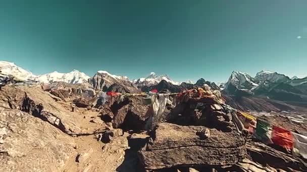 360 VR Gokyo Ri cima de la montaña. Bandera budista tibetana de oración. Himalaya salvaje naturaleza de gran altitud y valle del monte. Pendientes rocosas cubiertas de hielo. Movimiento panorámico — Vídeos de Stock