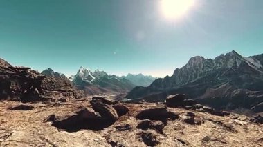 360 VR Gokyo Ri dağ tepesi. Tibet Budist bayrağı. Vahşi Himalayalar yüksek irtifa doğa ve dağ vadisi. Buzla kaplı kayalık yamaçlar. Panorama hareketi