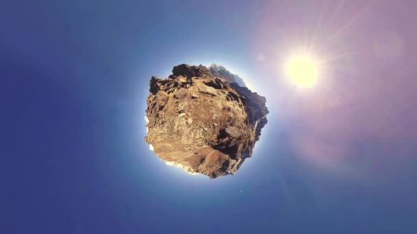 360 VR Gokyo Ri topo da montanha. Oração tibetana bandeira budista. Himalaias selvagens natureza de alta altitude e monte vale. Encostas rochosas cobertas de gelo. Pequena transformação do planeta. — Vídeo de Stock