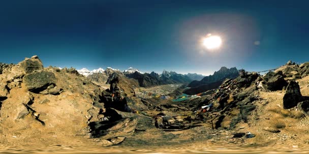 360 VR Gokyo Ri - вершина гори. Тибетський молитовник Буддійський прапор. Дикі Гімалаї височать над природою і долиною. Скелясті схили покриті льодом.. — стокове відео