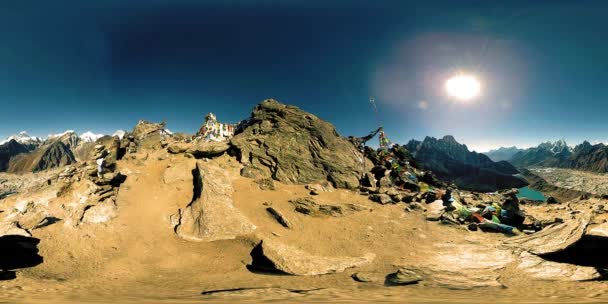 360 VR Gokyo Ri cima de la montaña. Bandera budista tibetana de oración. Himalaya salvaje naturaleza de gran altitud y valle del monte. Pendientes rocosas cubiertas de hielo. — Vídeo de stock