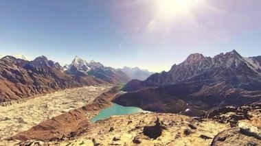 360 VR Gokyo Ri dağ tepesi. Tibet Budist bayrağı. Vahşi Himalayalar yüksek irtifa doğa ve dağ vadisi. Buzla kaplı kayalık yamaçlar. Panorama hareketi