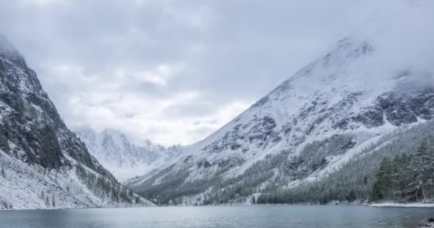 Timelapse lac de montagne neige à l'heure d'automne. Nature sauvage et vallée de montagne rurale. Forêt verte de pins et nuages spectaculaires sur le ciel. Mouvement de glissière de poupée motorisée — Video