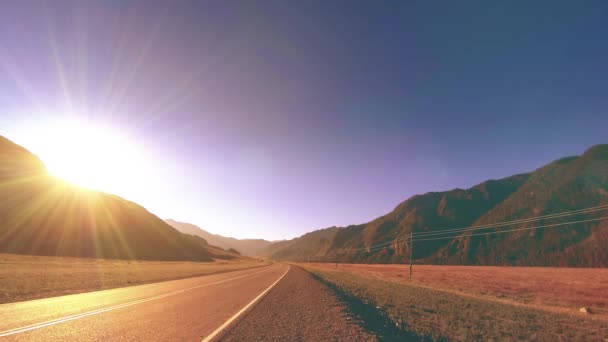 Timelapse strada di montagna al tramonto estivo o autunnale alba. Natura selvaggia e campo rurale. — Video Stock