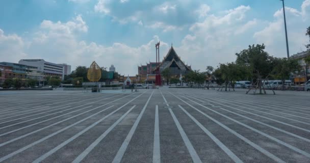 Timelapse Wat Suthat Temple, widok z Larn kon Mueng. Bangkoku, Tajlandia. LIS 21, 2018 — Wideo stockowe