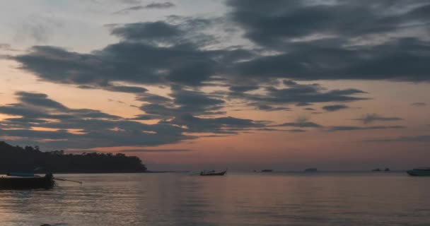 Timelapse zonsopgang, van donker tot heldere dag zon, over zee, golven wassen — Stockvideo