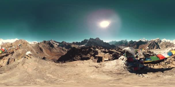 360 VR Gokyo Ri vrchol hory. Tibetská modlitba buddhistická vlajka. Divoké Himálaje vysoká nadmořská výška přírody a údolí hory. Skalnaté svahy pokryté ledem. — Stock video