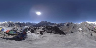 360 VR Gokyo Ri dağ tepesi. Tibet Budist bayrağı. Vahşi Himalayalar yüksek irtifa doğa ve dağ vadisi. Kayalık yamaçlar buzla kaplı.