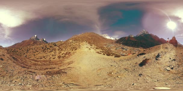 4K VR z Dingboche i wioski Pheriche w Nepalu, podstawowy punkt najstarszego toru bazowego. EBC. Buddyjska stupa na górze. — Wideo stockowe