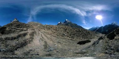 Nepal 'deki Dingboche ve Pheriche köyünün 4K VR' si, Everest ana kamp alanının temel noktası. EBC. Dağdaki Budist aptallığı..