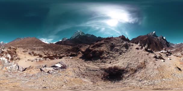 4K VR av Dingboche och Pheriche byn i Nepal, grundläggande punkt för everest baslägret spår. EBC. Buddhistiska dumheter på berget. — Stockvideo