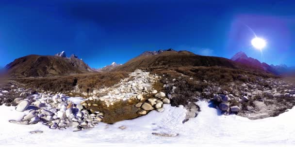 4K VR da aldeia de Dingboche e Pheriche, no Nepal, ponto básico da pista de acampamento base do Everest. EBC. Estupa budista na montanha. — Vídeo de Stock