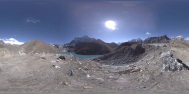 Kış mevsiminde VR Gokyo Ri Dağı Gölü. Vahşi Himalayalar yüksek irtifa doğa ve dağ vadisi. Kayalık yamaçlar buzla kaplı.