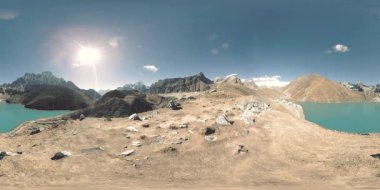 Kış mevsiminde VR Gokyo Ri Dağı Gölü. Vahşi Himalayalar yüksek irtifa doğa ve dağ vadisi. Kayalık yamaçlar buzla kaplı.