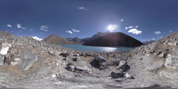 VR Lago de montaña Gokyo Ri en la temporada de invierno. Himalaya salvaje naturaleza de gran altitud y valle del monte. Pendientes rocosas cubiertas de hielo. — Vídeo de stock