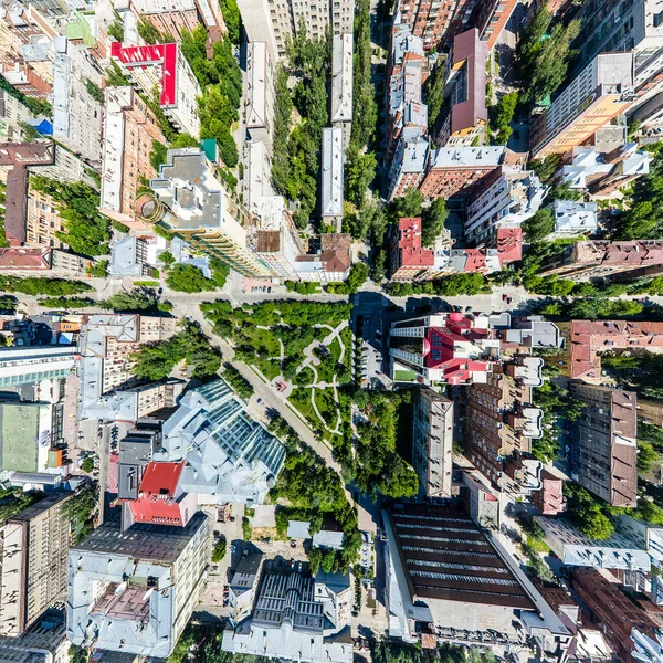 Vue aérienne de la ville avec routes, maisons et bâtiments. — Photo