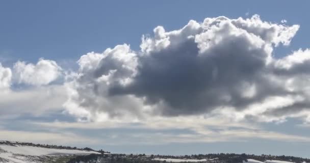 Czas upływa od chmury za szczytem gór. Śnieg, skały, klify i błękitne niebo. Wysoka wysokość. — Wideo stockowe