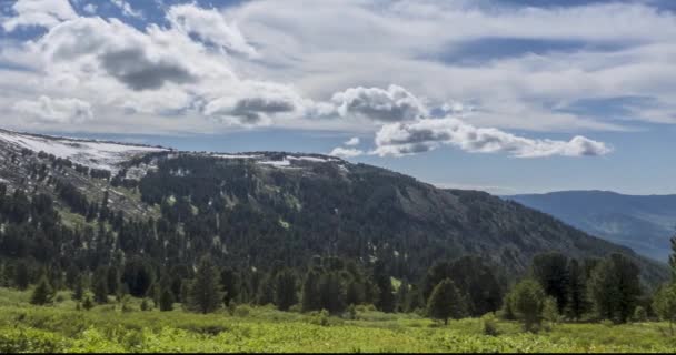 El lapso de tiempo del paisaje nublado detrás de la cima de las montañas. Nieve, rocas, acantilados y cielo azul profundo. Alta altitud. — Vídeo de stock