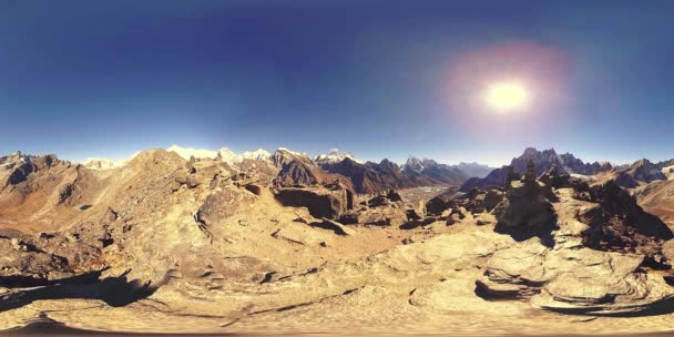 360 VR五鏡里山の頂上.チベットの祈りの仏教の旗。野生のヒマラヤの標高の高い自然と山の谷。氷で覆われた岩の斜面. — ストック動画