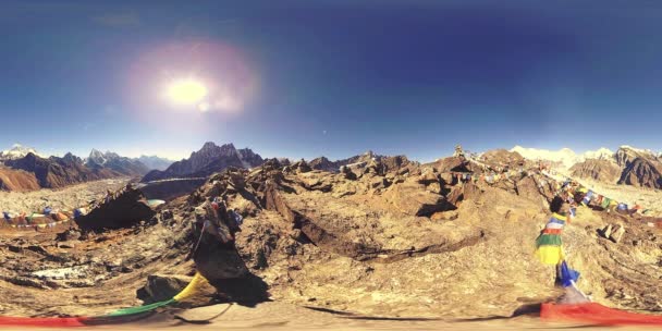 360 VR Gokyo Ri cima de la montaña. Bandera budista tibetana de oración. Himalaya salvaje naturaleza de gran altitud y valle del monte. Pendientes rocosas cubiertas de hielo. — Vídeos de Stock