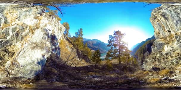 VR horské scény na podzimní sluneční čas. Divoké hory, borovice a obrovské skály. — Stock video