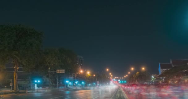 Hyperlapse des nächtlichen Stadtverkehrs auf Straßenkreuzungen. Zeitraffer der Bewegung von Autos und Motorrädern. — Stockvideo