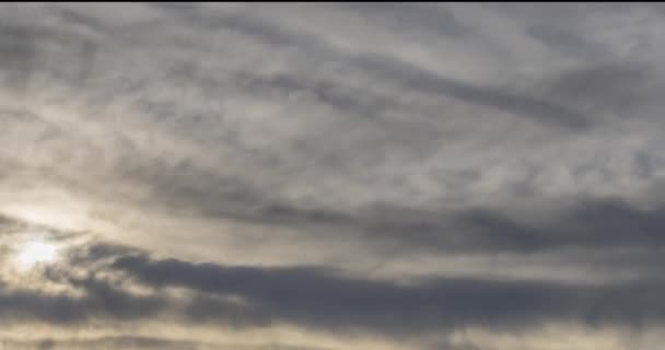 Timelapse van 's avonds zonnestralen opkomend door de koude mistige wolken in de bergen. Zonsondergang in bergmist. — Stockvideo