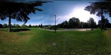 Bir şehir parkının UHD 4K 360 VR Sanal Gerçekliği. Sonbaharda ya da yaz gününde ağaçlar ve yeşil çimenler