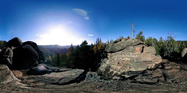 Realidad virtual de 4K 360 VR de una hermosa escena de montaña en otoño. Montañas siberianas salvajes. — Vídeos de Stock