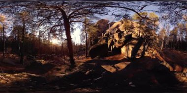 4K 360 VR sonbahar zamanındaki güzel bir dağ manzarasının sanal gerçekliği. Vahşi Sibirya Dağları.