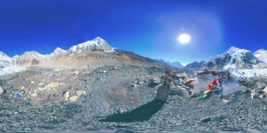 Khumbu Buzulu 'ndaki Everest Üssü' nün 360. Khumbu Vadisi, Sagarmatha Ulusal Parkı, Himalayalar 'ın Nepal' i. Gorak Shep yakınlarındaki EBC rotası.