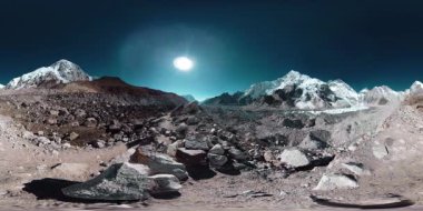 Khumbu Buzulu 'ndaki Everest Üssü' nün 360. Khumbu Vadisi, Sagarmatha Ulusal Parkı, Himalayalar 'ın Nepal' i. Gorak Shep yakınlarındaki EBC rotası.