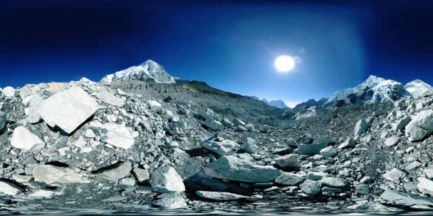 360 vr Everestského tábora na ledovci Khumbu. Údolí Khumbu, národní park Sagarmatha, Nepál Himálaje. Trasa EBC poblíž Gorak Shep. — Stock video