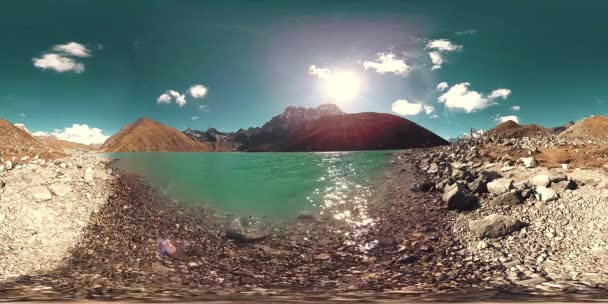Горное озеро Гокио Ри в зимний сезон. Дикая гималайская высокогорная природа и горная долина. Скалистые склоны покрыты льдом. — стоковое видео