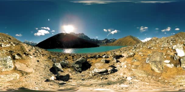 VR Gokyo Ri lago de montanha na temporada de inverno. Himalaias selvagens natureza de alta altitude e monte vale. Encostas rochosas cobertas de gelo. — Vídeo de Stock