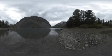 Dağ Gölü 360 Vr yaz veya sonbahar zamanı. Vahşi doğa ve kırsal dağ vadisi. Çam ağaçlarından yeşil orman ve gökyüzünde hızlı bulutlar.