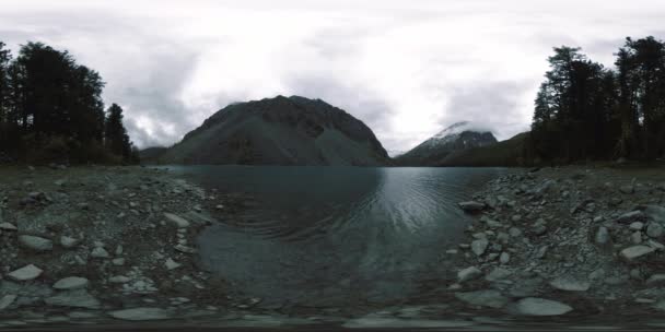 Lago de montaña 360 vr en el verano u otoño. Naturaleza salvaje y valle montañoso rural. Bosque verde de pinos y nubes rápidas en el cielo. — Vídeo de stock