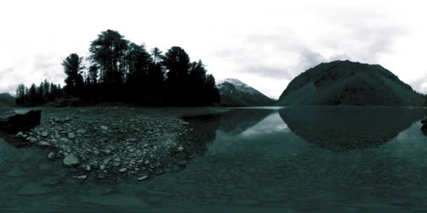 Mountain sjö 360 vr på sommaren eller hösten tid. Vild natur och lantlig bergsdal. Grön skog av tallar och snabba moln på himlen. — Stockvideo