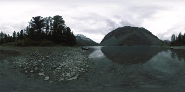 Horské jezero 360 vr v létě nebo na podzim. Divoká příroda a horské údolí. Zelený les borovic a rychlé mraky na obloze. — Stock video