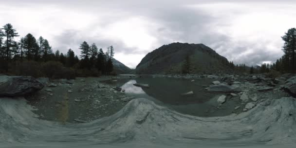 夏または秋の時間に山の湖360 vr 。野生の自然と農村部のマウントバレー。松の緑の森と空の速い雲. — ストック動画