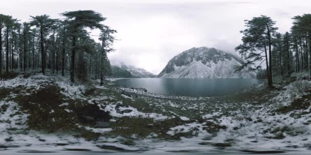 Lago de montaña 360 vr en la época de invierno. Naturaleza salvaje y valle del monte. Bosque verde de pinos y nubes rápidas en el cielo . — Vídeos de Stock